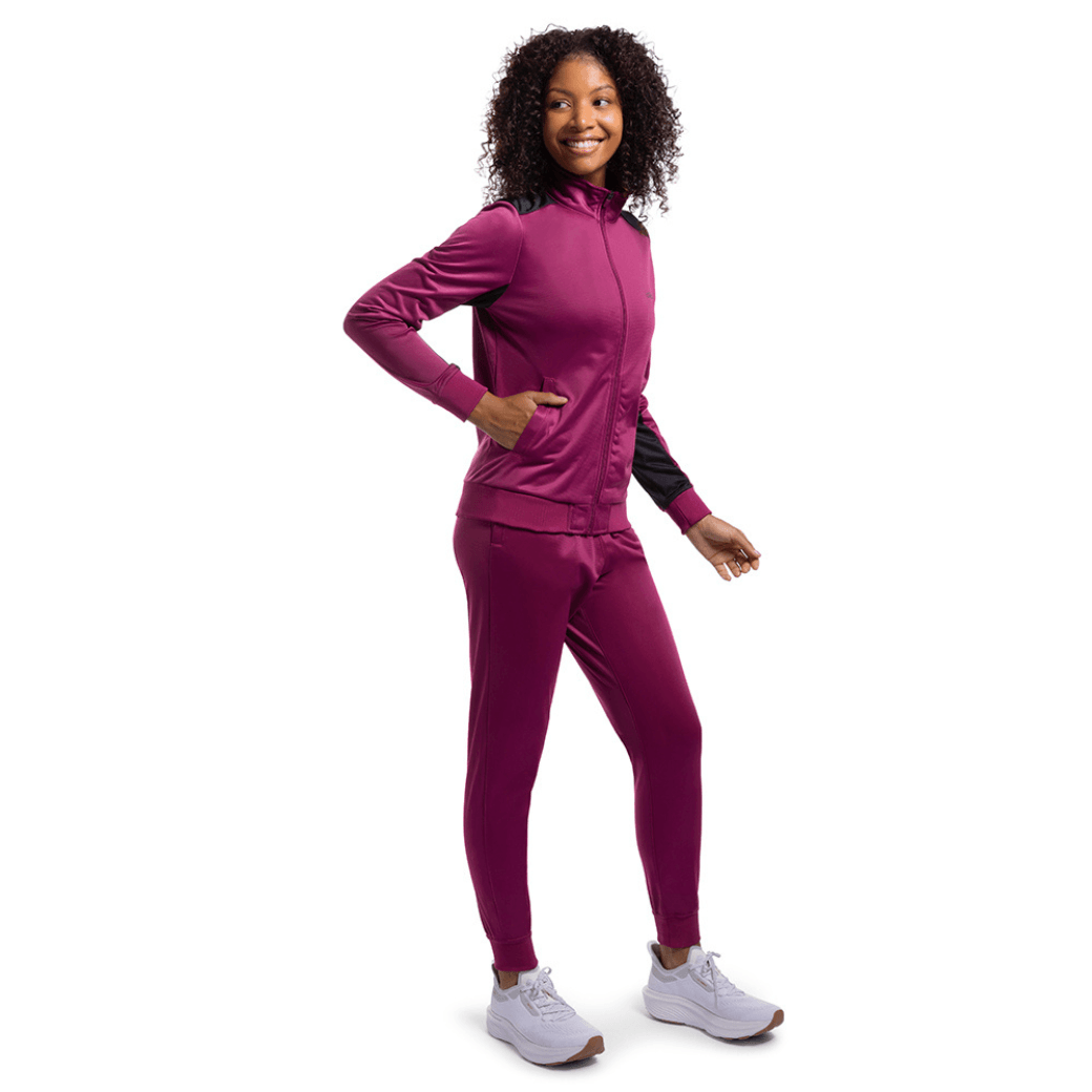 Mulher com Conjunto AgasalhoEssential Olympikus vinho, mão no quadril